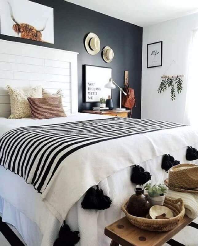 quarto de casal decorado com parede preta e peseira listrada branca e preta Foto Blog Aline Ribeiro