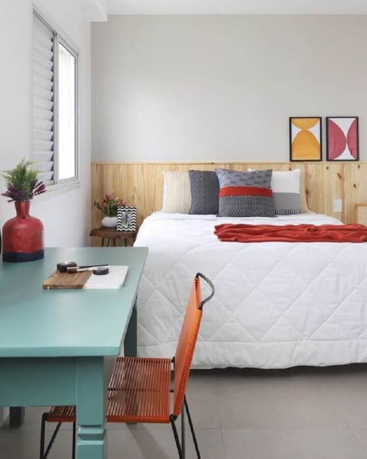quarto decorado com cabeceira de madeira e escrivaninha verde menta Foto Pinterest