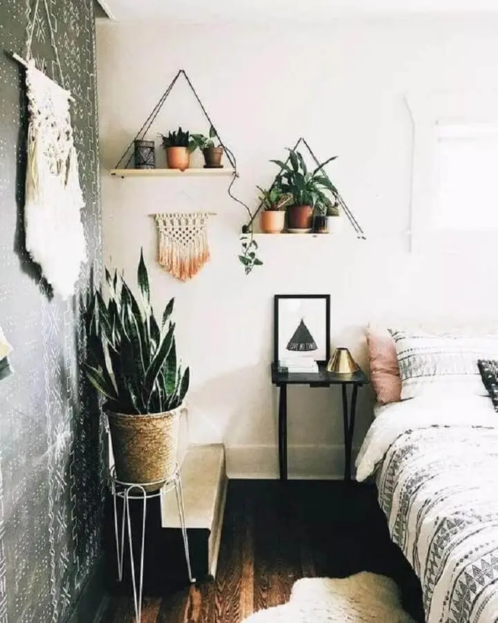 quarto decorado com prateleira suspensa para plantas Foto Viajando no Apê