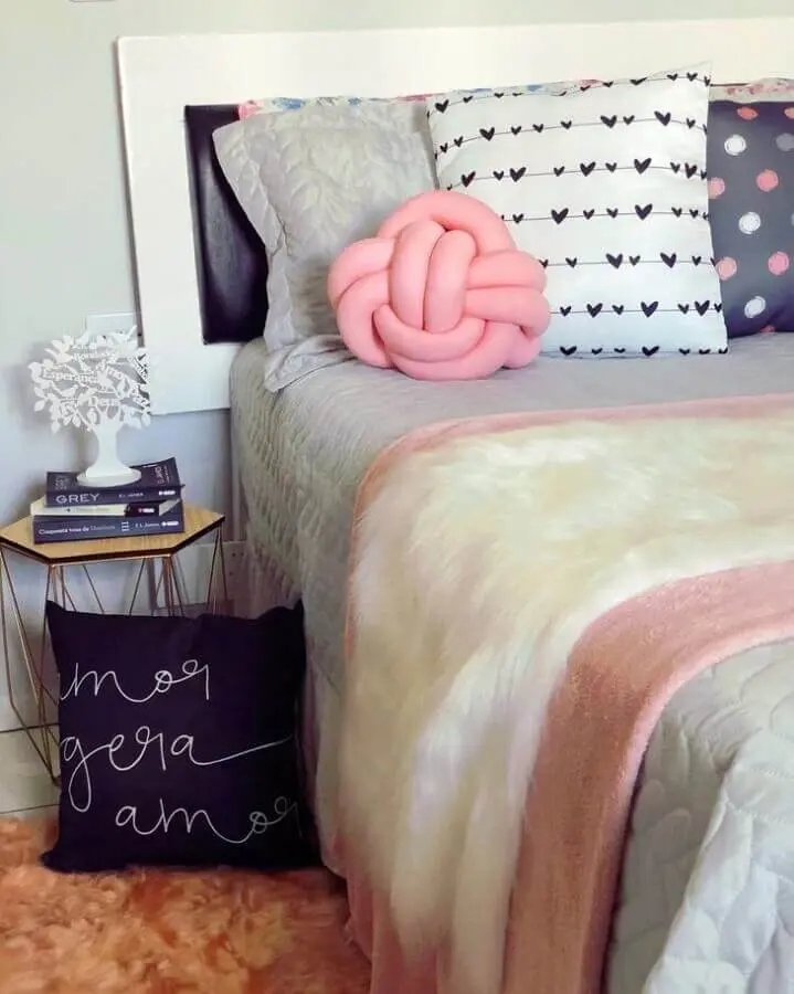 quarto feminino decorado com peseira de pelo branco e almofada nó rosa Foto Pinterest