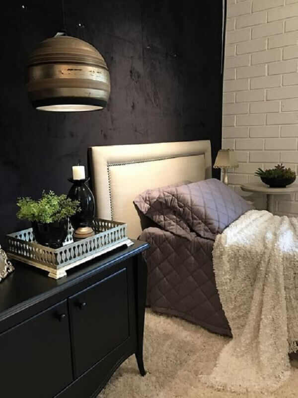 quarto preto decorado com cabeceira solteiro estofada bege Foto Pinterest
