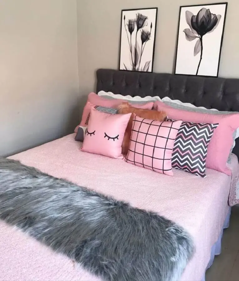 quarto rosa e cinza decorado com várias almofadas e peseira de pelos Foto AM Home Decor