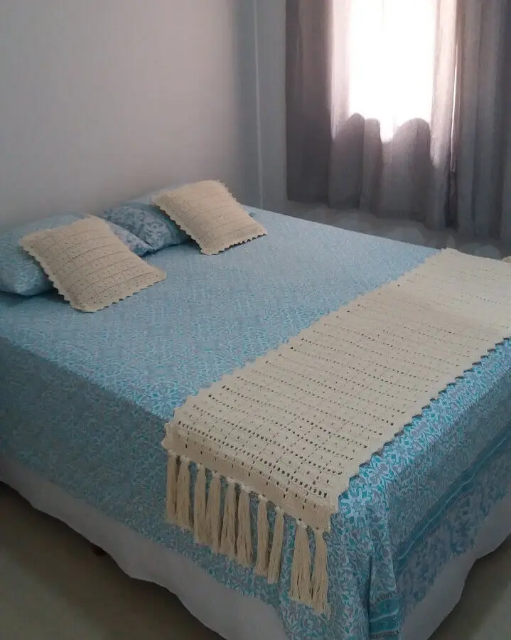 quarto simples decorado com peseira de crochê Foto Revista Artesanato