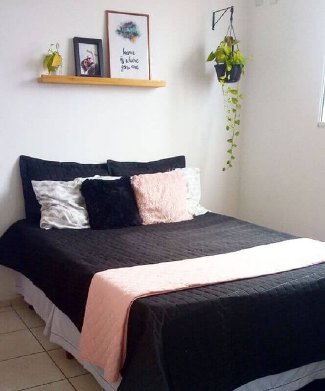 quarto simples decorado com roupa de cama preta e peseira rosa Foto Pinterest