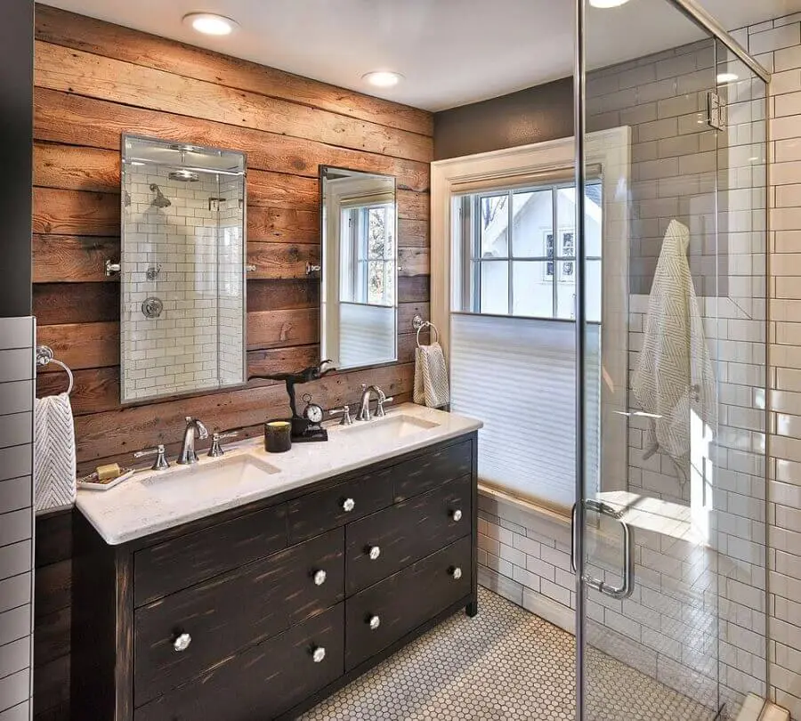 revestimento de madeira para decoração de banheiro rústico com gabinete em madeira escura Foto House & Living