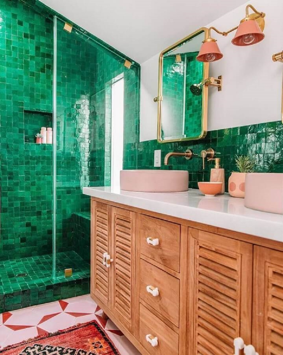 revestimento de parede verde esmeralda para banheiro decorado com gabinete de madeira Foto Jeff Mindell