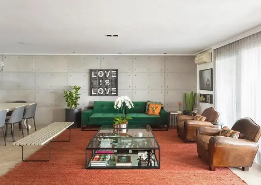 sala ampla e moderna decorada com poltronas de couro e sofá verde esmeralda Foto Assene Arquitetura