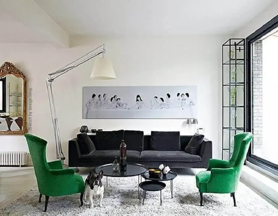 sala branca decorada com sofá preto e poltronas verde esmeralda Foto Pinterest