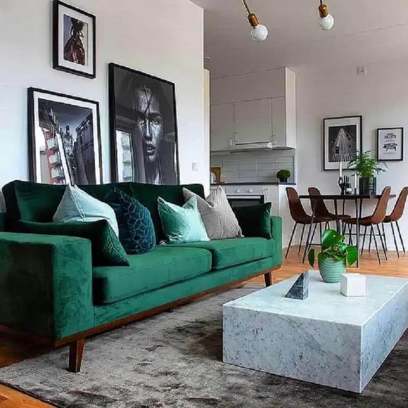 sala de estar moderna decorada com sofá verde esmeralda e tapete cinza Foto Essência Móveis de Design