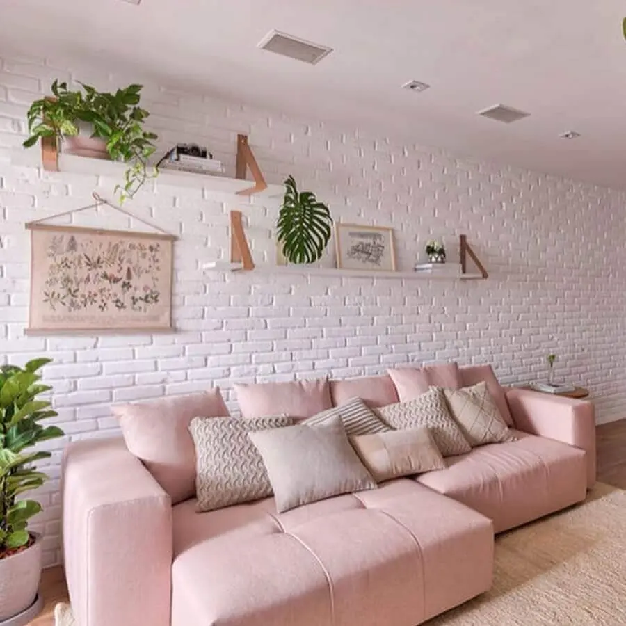 sala decorada com sofá rosa pastel e parede de tijolinho branca Foto Pinterest