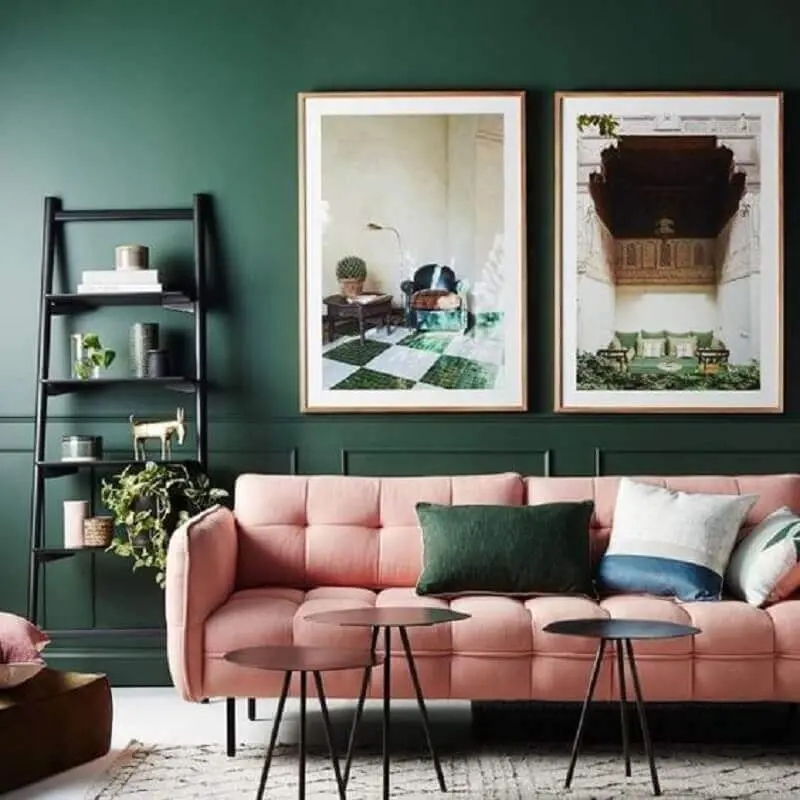 sala verde decorada com sofá rosa Foto Pinterest