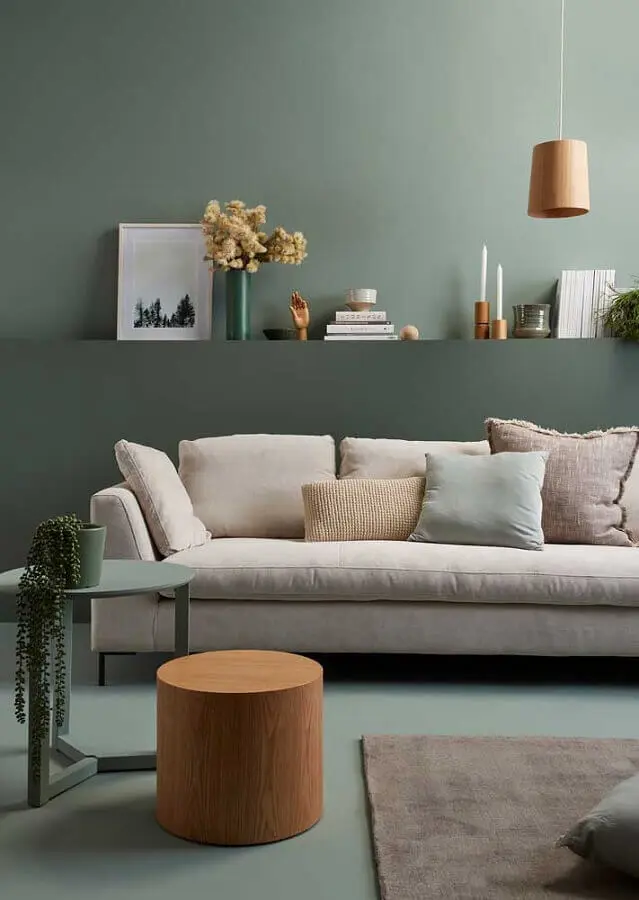 sala verde menta decorada com sofá off white Foto Homes to Love