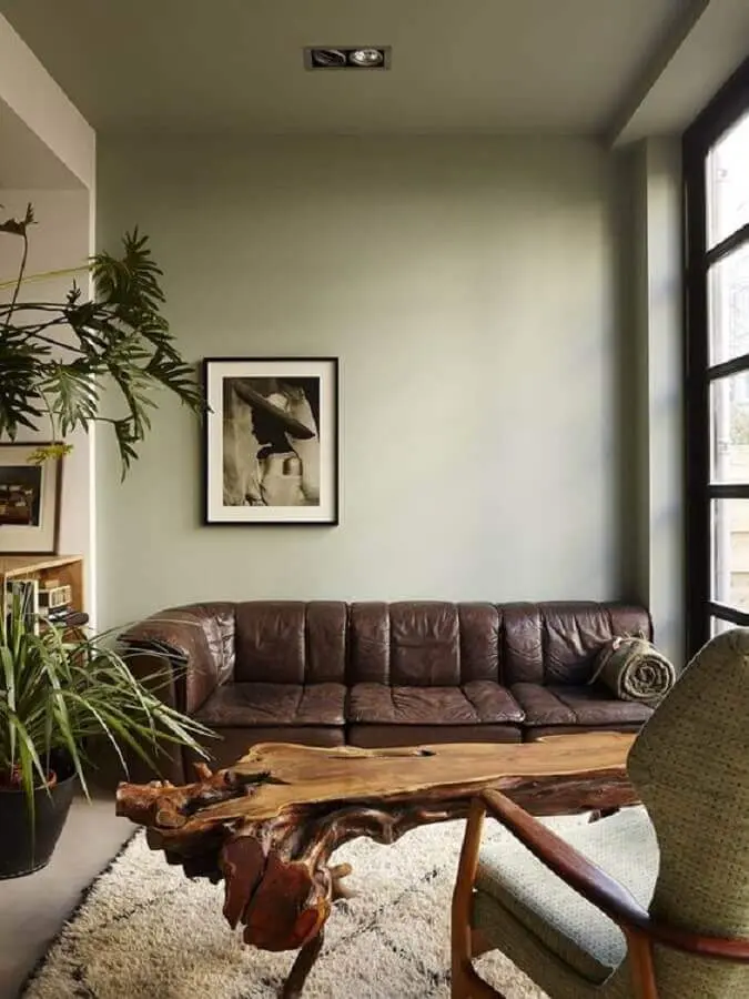 sofá de couro marrom para decoração de sala verde musgo Foto Pinterest