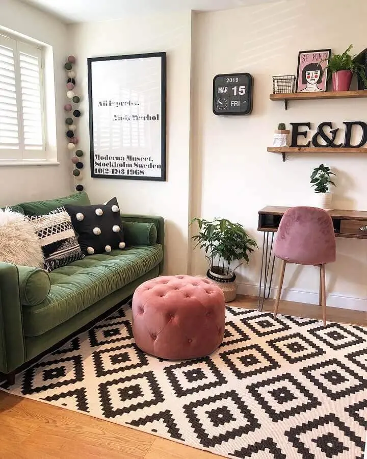 sofá para sala verde e branca decorada com puff rosa e tapete preto e branco Foto Eli Interiores