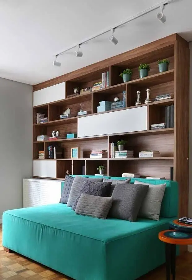 sofá para sala verde água com estante planejada de madeira Foto Pinterest