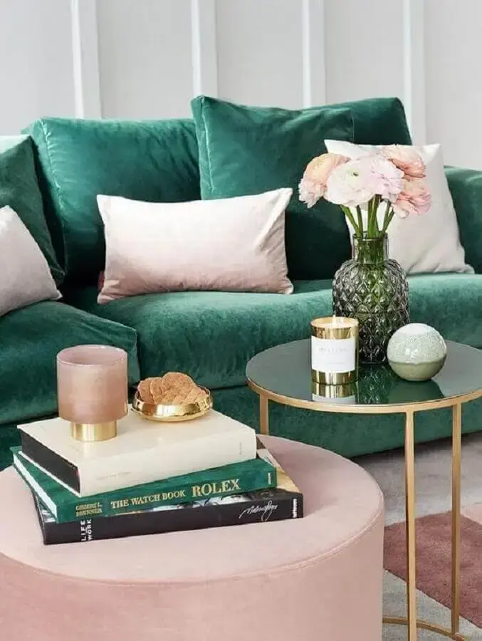 sofá verde esmeralda decorado com almofadas rosas Foto Pinterest
