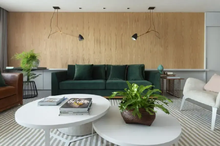 sofá verde esmeralda para decoração de sala moderna com poltrona branca Foto Ana Granzoto Duarte