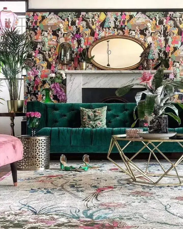 sofá verde esmeralda para decoração de sala com papel de parede colorido Foto Wendy Morrison