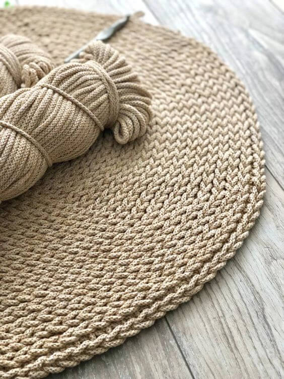 Tapete artesanal feito de crochê na cor palha