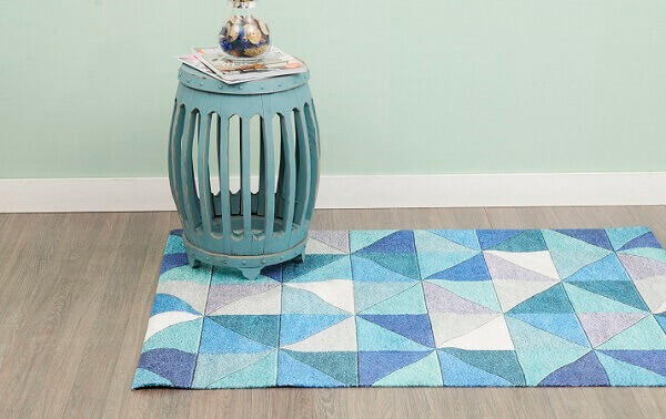 Você pode fazer um lindo tapete artesanal para sala com tecidos