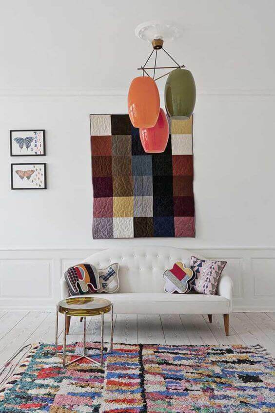Tapete artesanal colorido na sala de estar com sofá branco