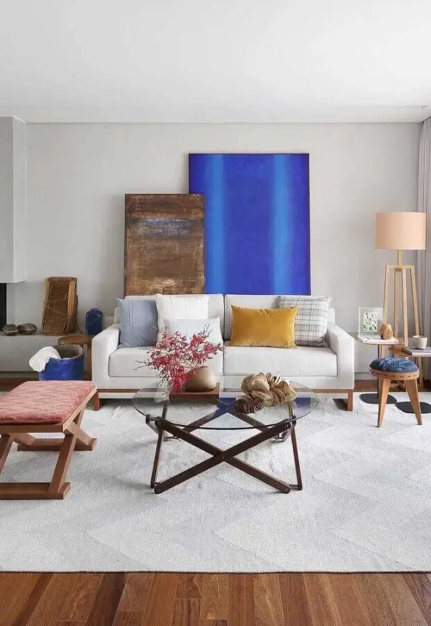 tapete para sala moderna decorada com almofadas coloridas e sofá branco Foto Pinterest