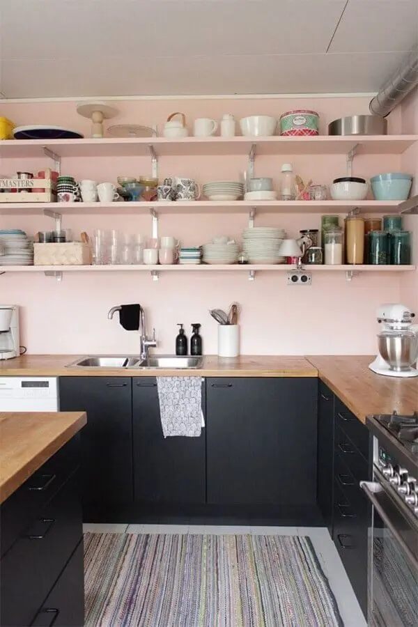 tinta rosa pastel para decoração de cozinha com armários pretos e bancada de madeira Foto DecoFeelings