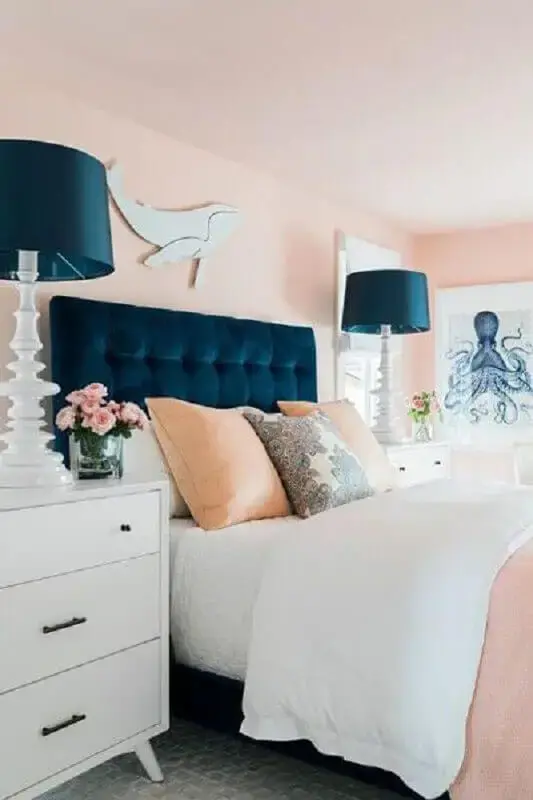 tinta rosa pastel para decoração de quarto de casal com cabeceira e abajur azul marinho Foto Projetos Criativos