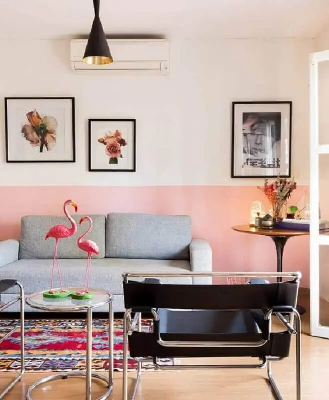 tinta rosa pastel para sala decorada com sofá cinza e poltronas pretas modernas Foto Pinterest