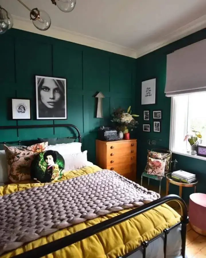 tinta verde esmeralda para decoração de quarto simples Foto Pinterest