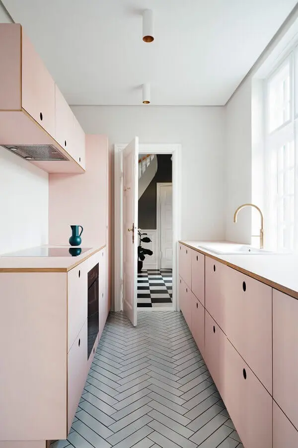 tom rosa pastel para armários de cozinha planejada Foto Architectural Digest