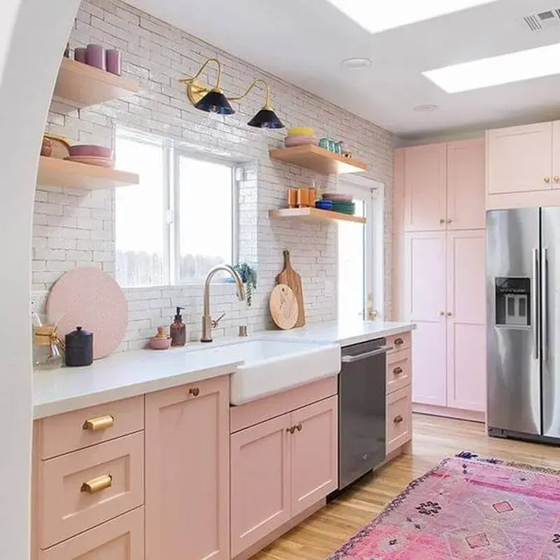 tons de rosa pastel para decoração de cozinha planejada no estilo retrô Foto Studio DIY