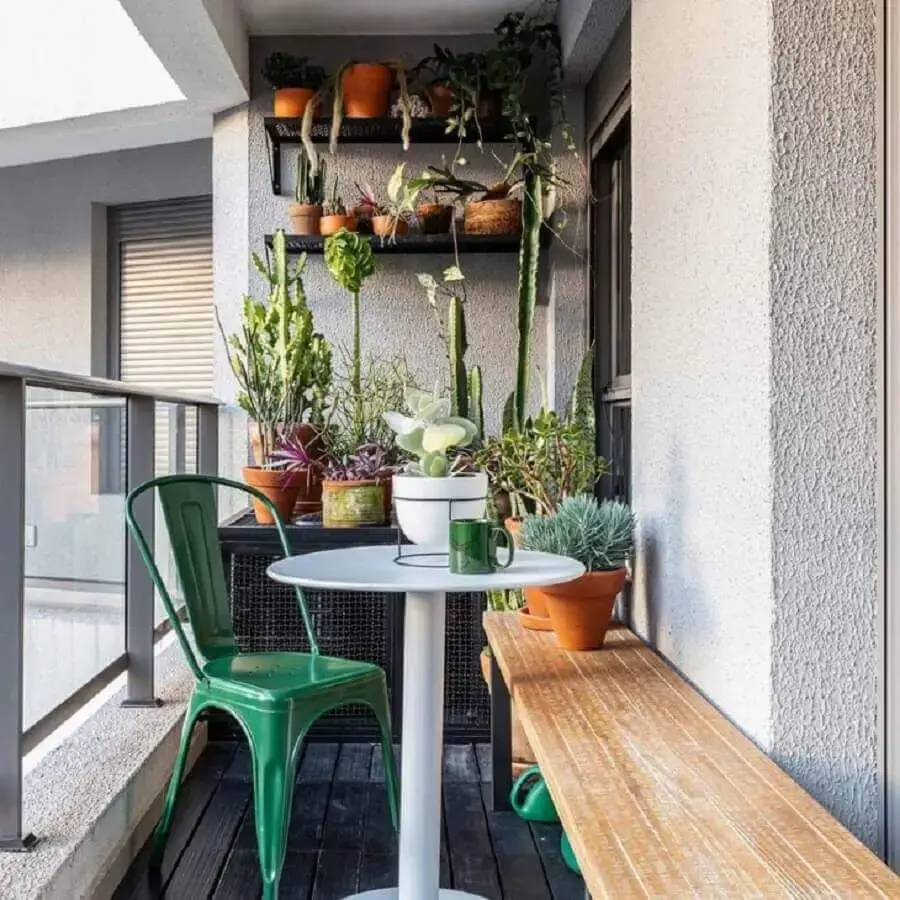 varanda pequena decorada com cadeira verde esmeralda Foto Maurício Arruda