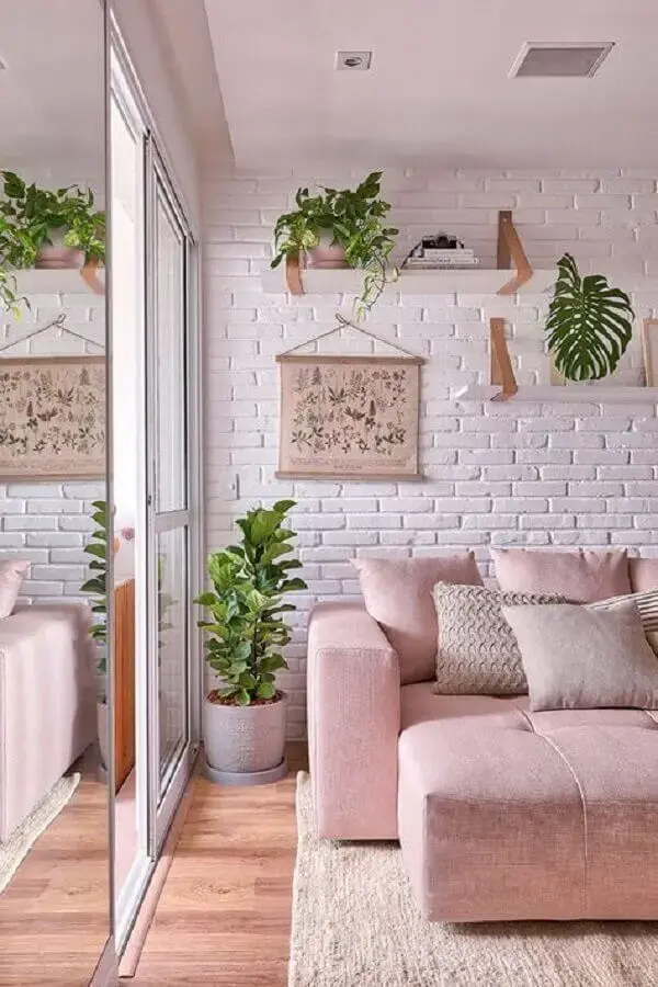 vasos com plantas para decoração de sala branca e rosa com parede de tijolinho à vista Foto Casa de Valentina