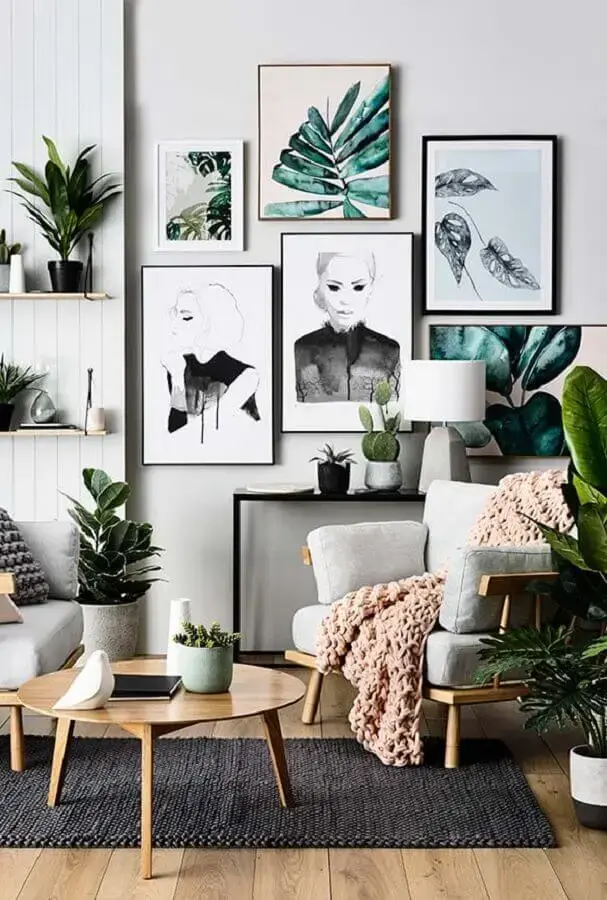vasos com plantas para decoração de sala cinza com vários quadros Foto Pinterest