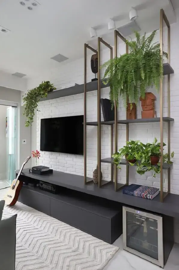 vasos com plantas para decoração de sala moderna com estante industrial Foto Mariana Orsi