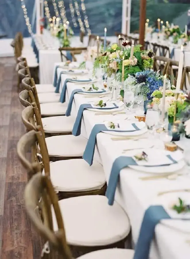 velas e arranjos de flores para decoração de casamento azul e branco Foto Style Me Pretty