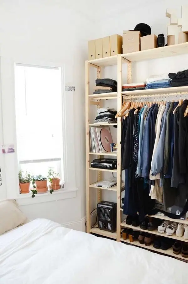 É possível montar um guarda roupa de pallet sob medida para o seu quarto