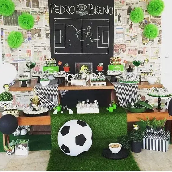 The ball is the golden element in football theme party decoration