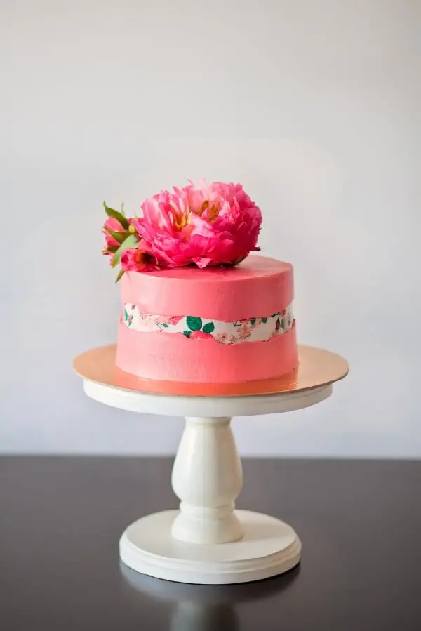 A flor Peônia de açúcar decora o topo do bolo