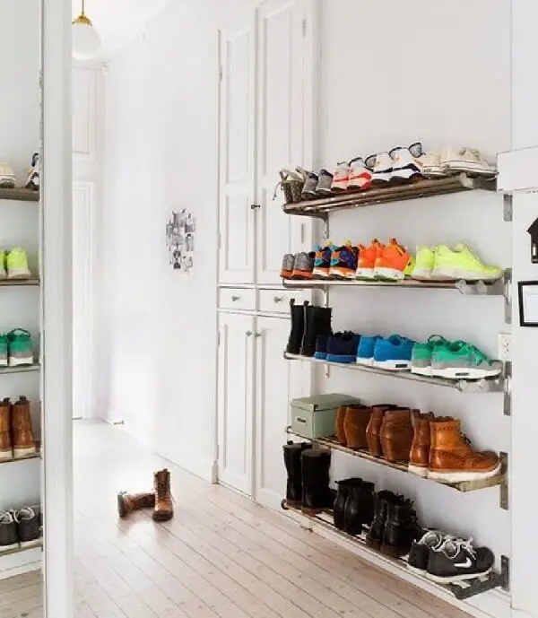 A sapateira de parede é uma ótima alternativa para organizar sapatos em espaços pequenos