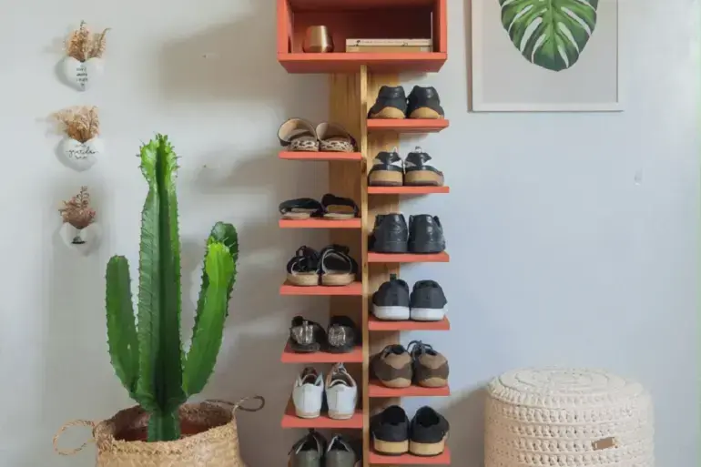 A sapateira vertical acomoda vários calçados e ocupa pouco espaço no ambiente