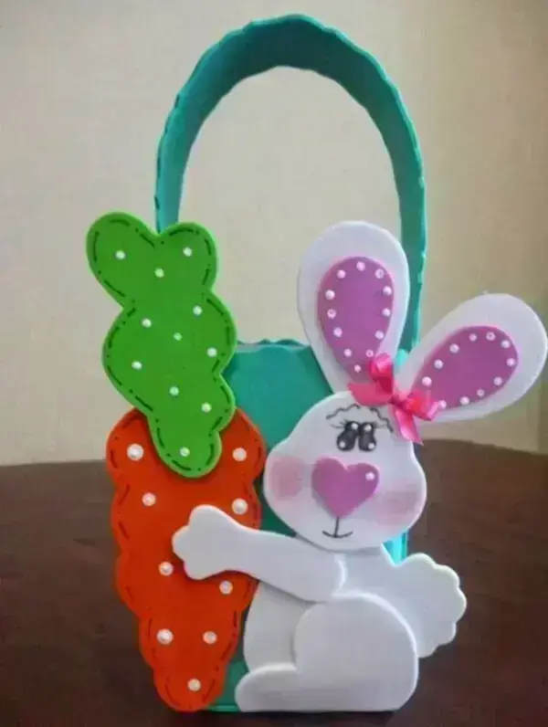 Accommodate the sweets inside the basket as an Easter souvenir in eva
