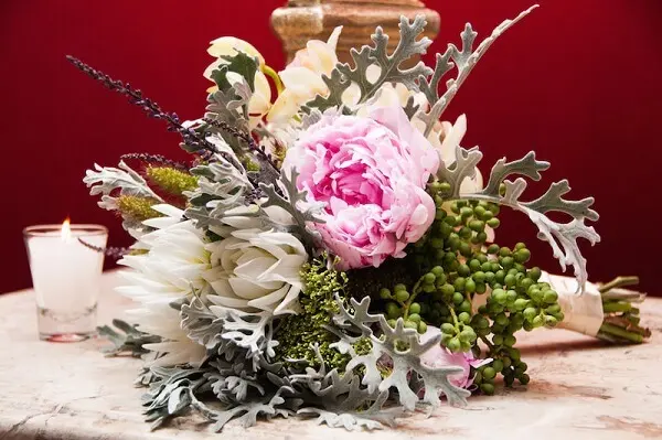 Arranjo de mesa sofisticado feito com flores de Peônia