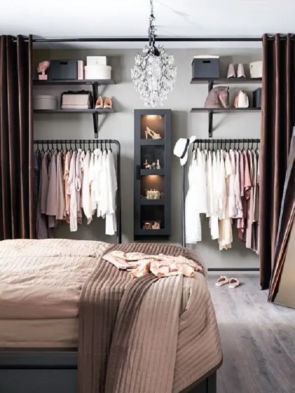 As cortinas na estrutura do closet trazem charme e sofisticação