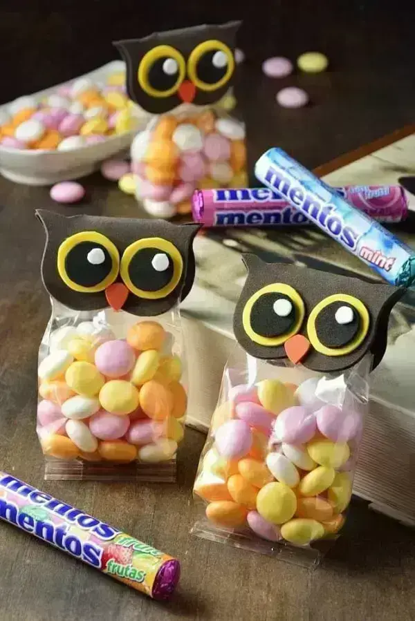 The EVA owls give the final finish on the candy bag