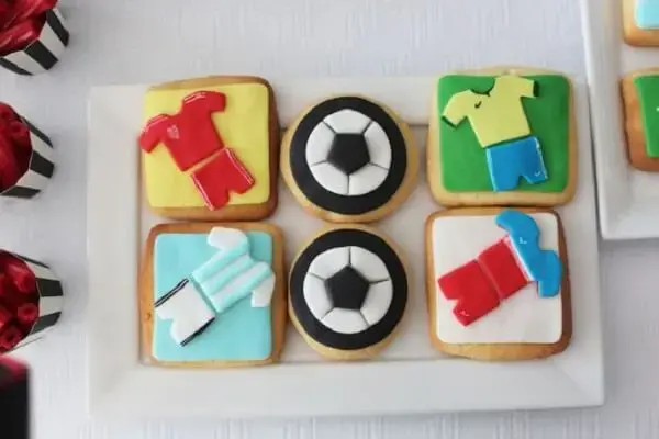 Biscoitos decorados são ideias para festa tema futebol