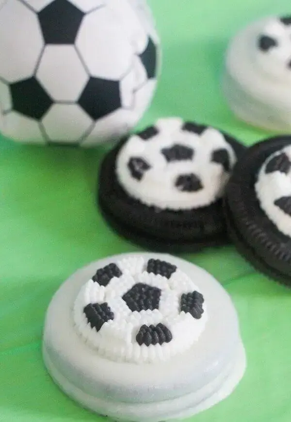 Bolacha crocante personalizada com pasta americana para decoração de festa tema futebol simples
