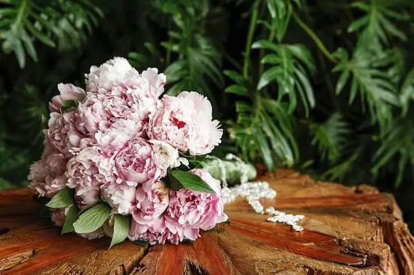 Buquê simples e delicado feito com flores de Peônia rosa