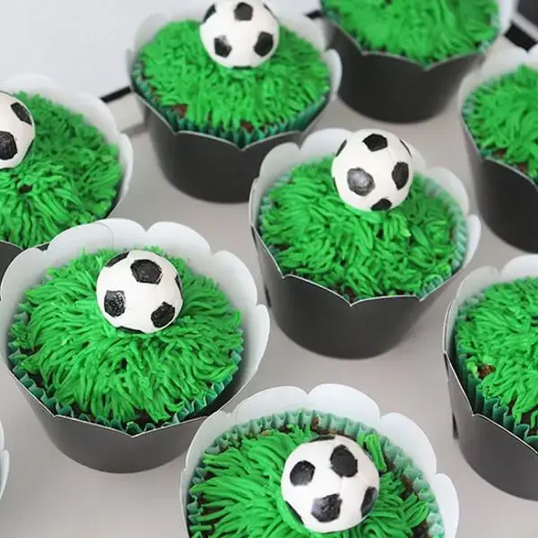 Creative cupcakes for children's soccer-themed party decoration